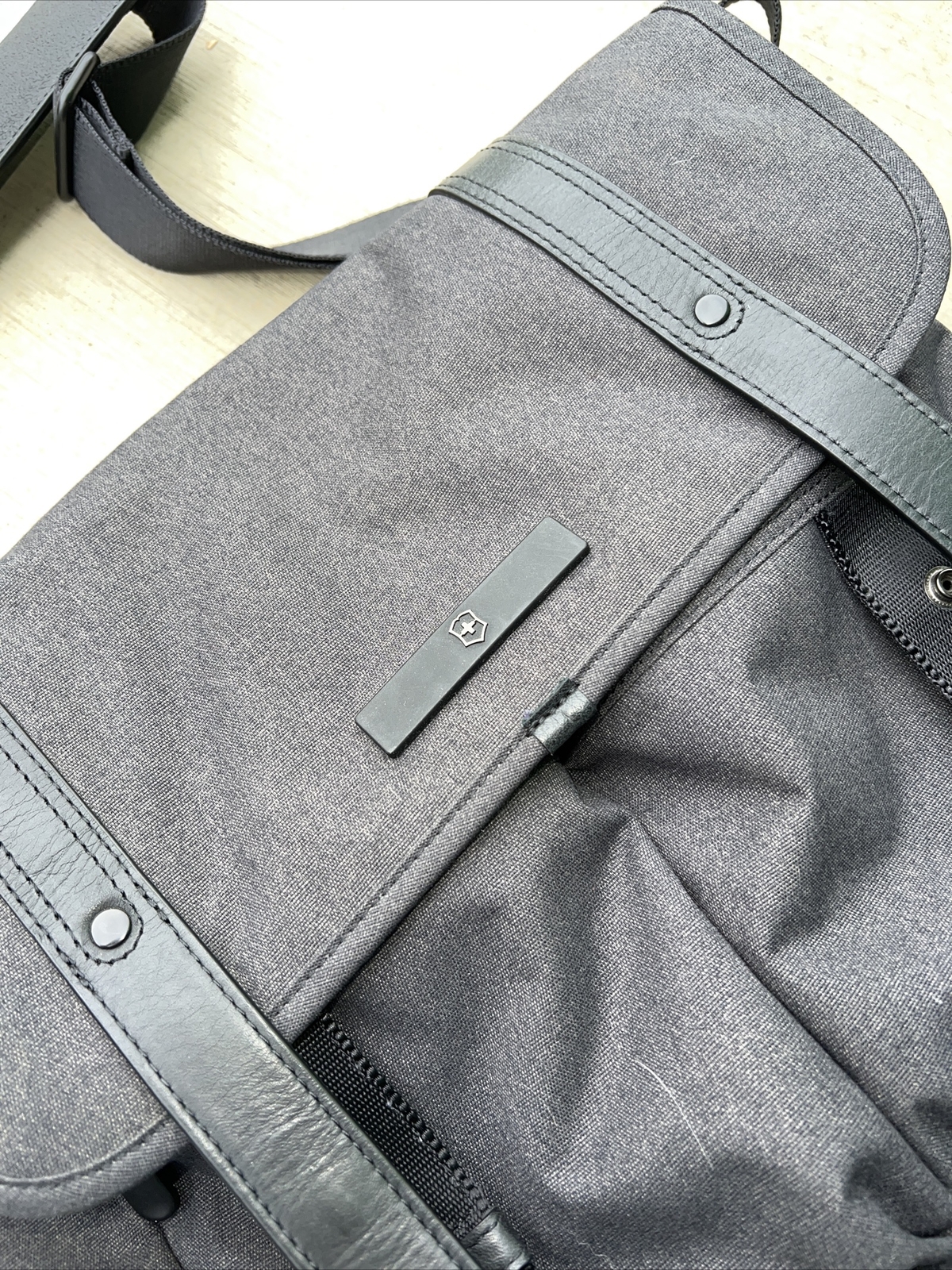 Victorinox Messenger Bag Gray W Swiss Tracker Gem