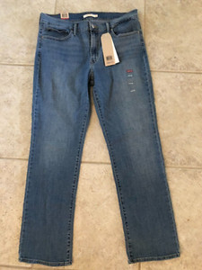 NWT Levis Slimming Straight jeans size 33