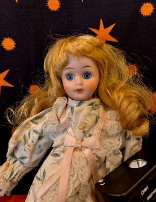 Angelica, Mysterious Haunted Puppe. Trickster Spirit.
