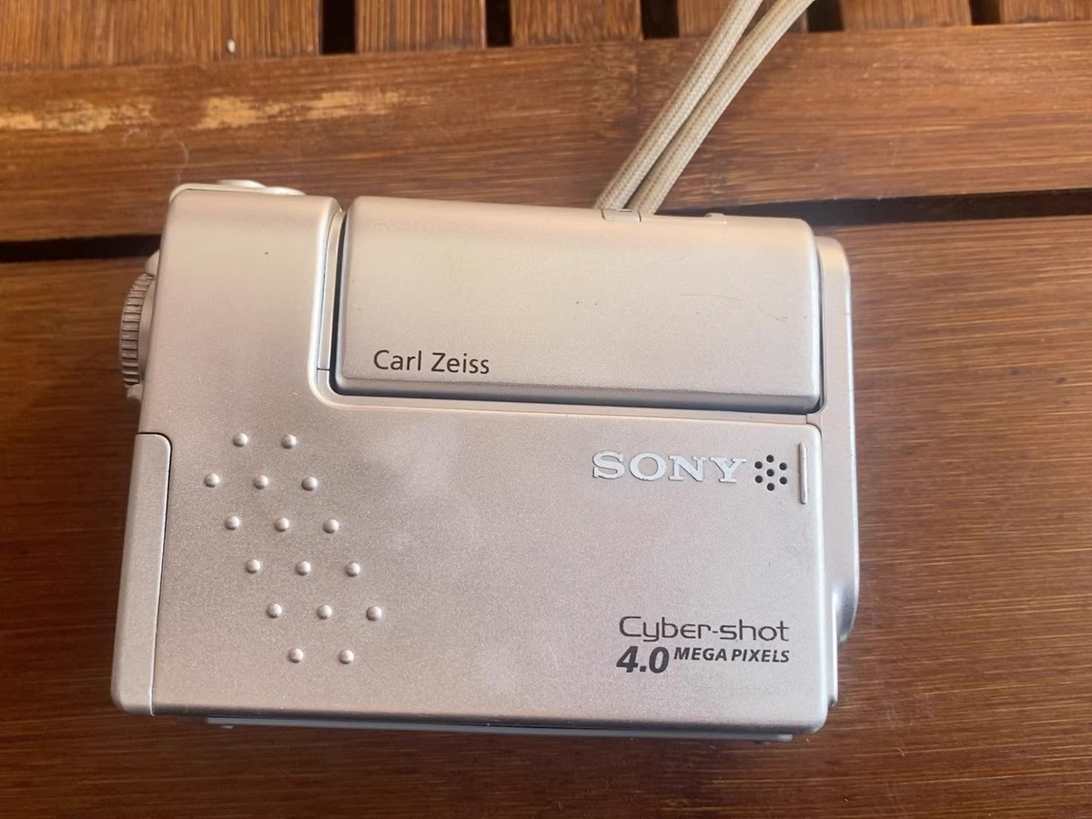 Sony Cyber-Shot DSC-F77 4.0MP Compact Digital Camera - Silver - 90
