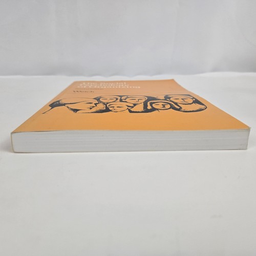 The Social Psychology of Organizing Paperback Karl E. Weick, Second Edition - Foto 4 di 6