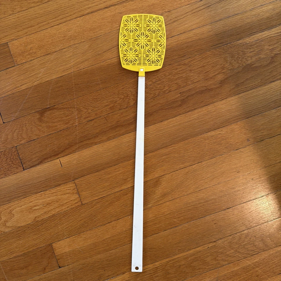 Vintage Yellow & White Plastic 70’s Fly Swatter Deep South Extra Long - Image 4 of 4