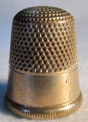 #1274 PLAIN BAND GOLD-FILLED THIMBLE - STERN BROS CO (SIZE 9/MY GUESS)