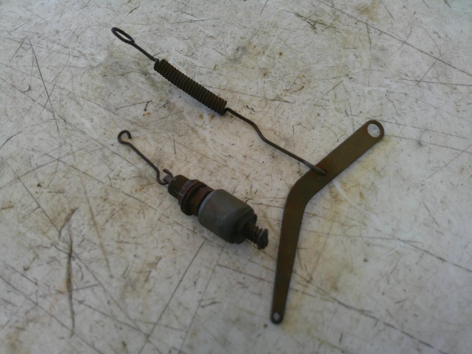 Interruptor de luz de freno trasero y acoplamiento Honda CA95 Benly 150 1963-1966 Foto 2 de 4