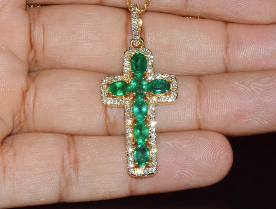Colgante en forma de cruz esmeralda verde simulada de corte ovalado enchapado en oro amarillo de 14 k Foto 4 de 4