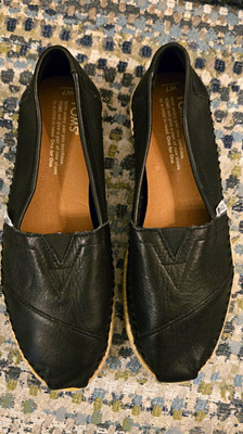 TOMS Black Leather Espadrille Flats Closed Toe Slip On Shoes Women s Size 7