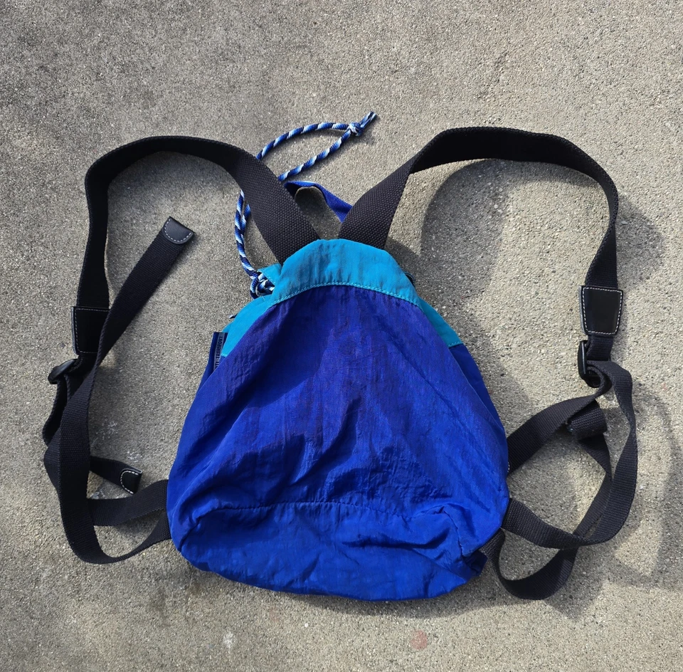 Mochila con cordón azul hawaiano Kipling vintage años 90 con cremalleras ajustables Foto 2 de 4