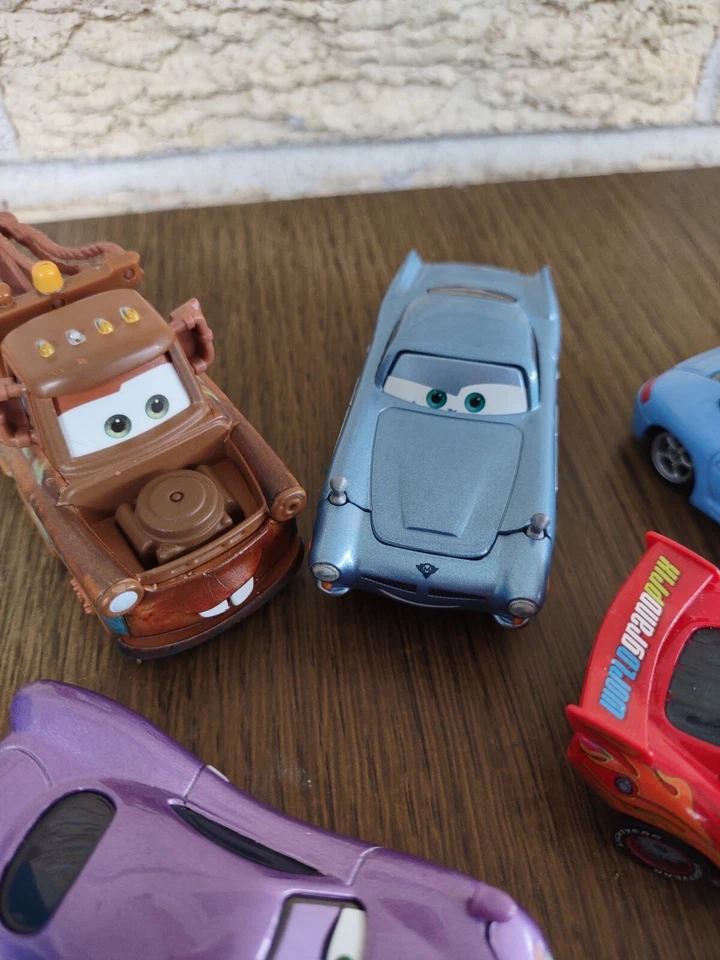 Lote de 5 coches de juguete Disney Pixar Cars: T.Mater/L.McQueen/Sally/H Shiftwell/Finn Foto 3 de 4