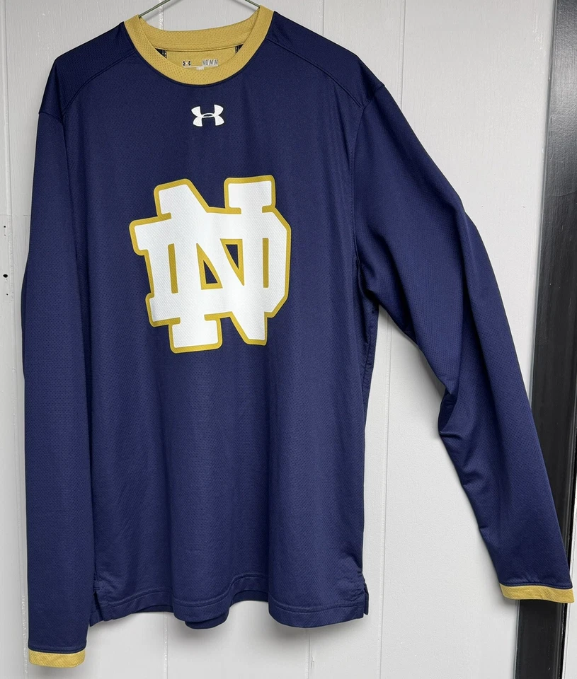 Notre Dame Under Armour Heat Gear Manga Larga Serigrafía ND Suelto Hombres MD Foto 2 de 4