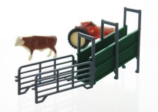 Green 1:64 Livestock Loading Chute Plastic 3D TO SCALE Farm Diorama 64310GR