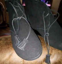 crown vintage black suede Size 10 womens booties W/Tassles NIB