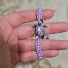 Lila Kordel-Armband mit Schildkröten-Charm, ...