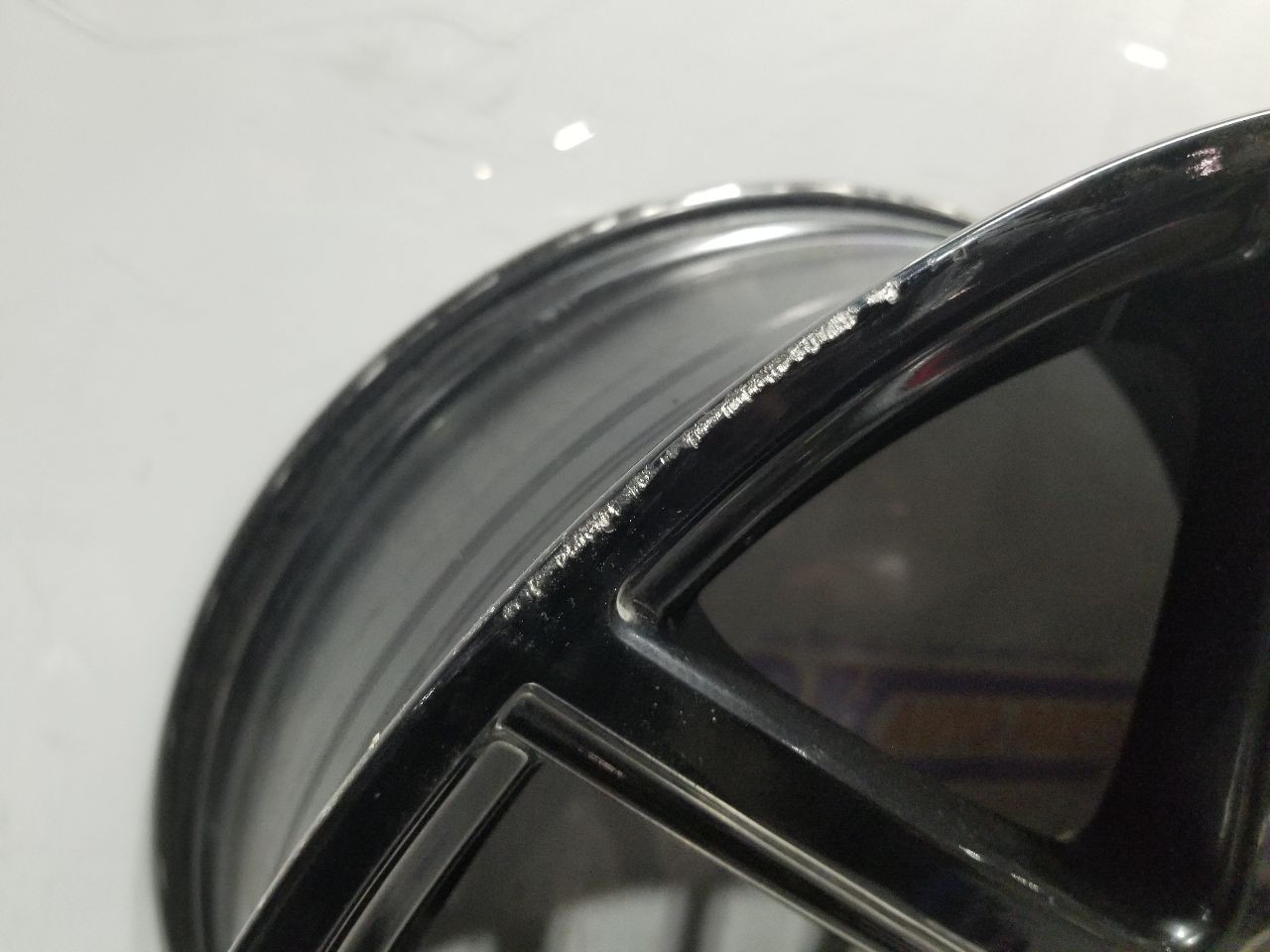 Maserati Levante 2022-2022 REAR+LEFT Wheel P/N 670163569
