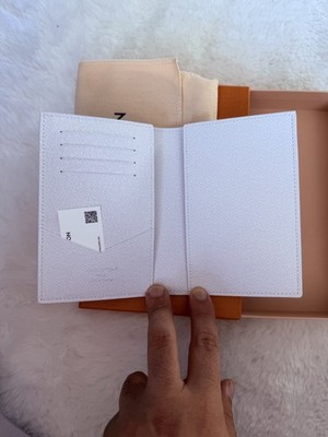 Louis Vuitton LV Passport Cover Couverture M27064 Ski Snow White