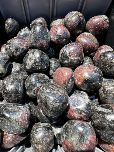 Arfvedsonit und Granat Trommelstein, natürlicher Arfvedsonit aus Kanada - Bild 2 von 10