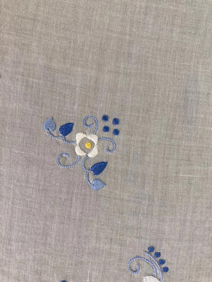 OMAS Tischdecke 1970er Jahre Weiß mit toller Stickerei - blau/weiß - 80x80cm - Bild 4 von 4