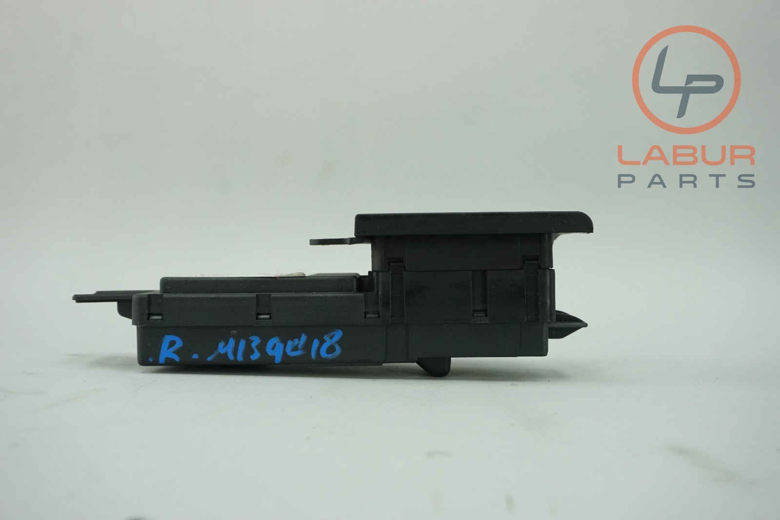 M139 03-13 Maserati Quattroporte Front Right Passenger Door Window Switch B1015