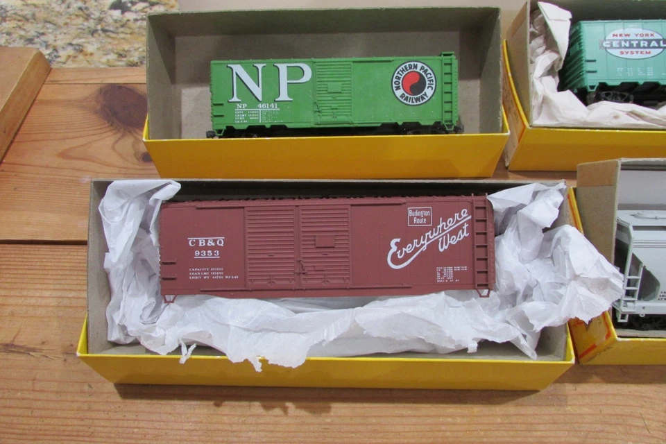 HO Scale Accurail (4) Assorted Freight Cars Kit/RTR Lot#3996 - Image 2 of 4