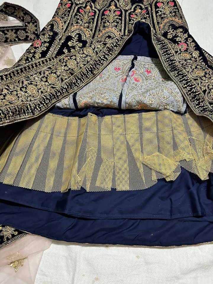 Nuevo Diseñador 3 Piezas Terciopelo Lehenga Choli con Diseño Tissu Dupatta por Todas Partes. Foto 4 de 4