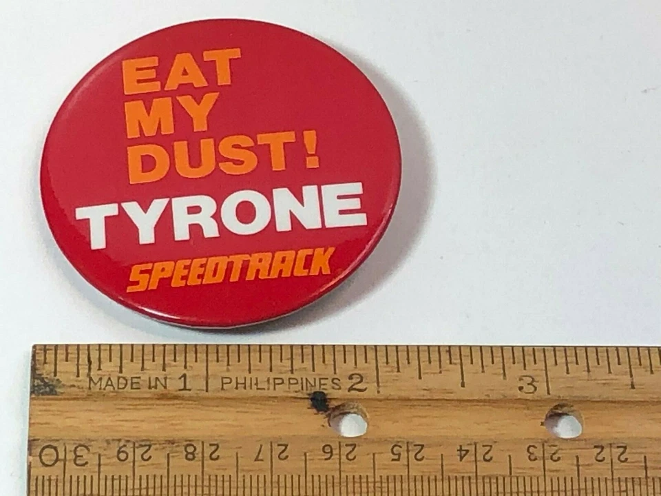 MATCHBOX LESNEY ОРИГИНАЛ «СЪЕШЬ МОЮ ПЫЛЬ! TYRONE SPEEDTRACK» 1982 ЗНАЧОК - PIN - Изображение 3 из 3