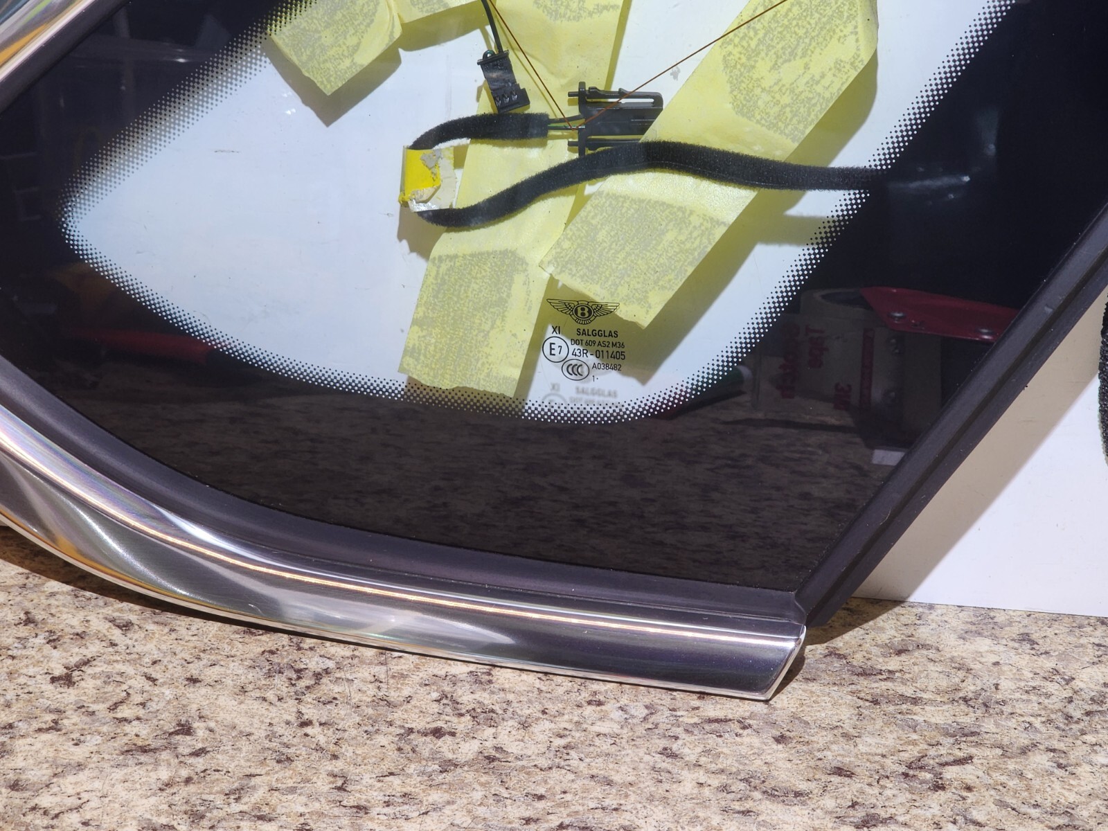 2016-2020 BENTLEY BENTAYGA REAR RIGHT GLASS QUARTER VENT WINDOW CORNER PANEL OEM