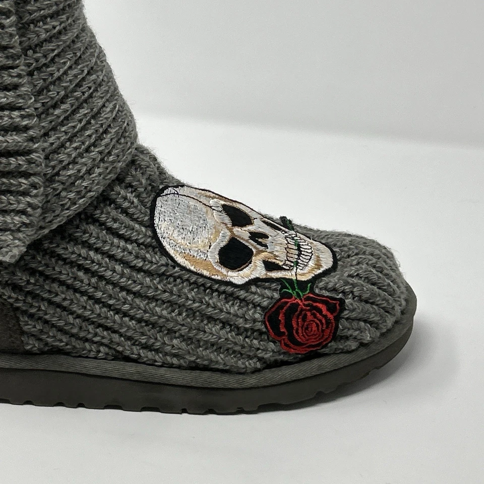Botas UGG clásicas para mujer Cardy 5649 calavera gris tejido botón talla 5 raras Foto 3 de 4