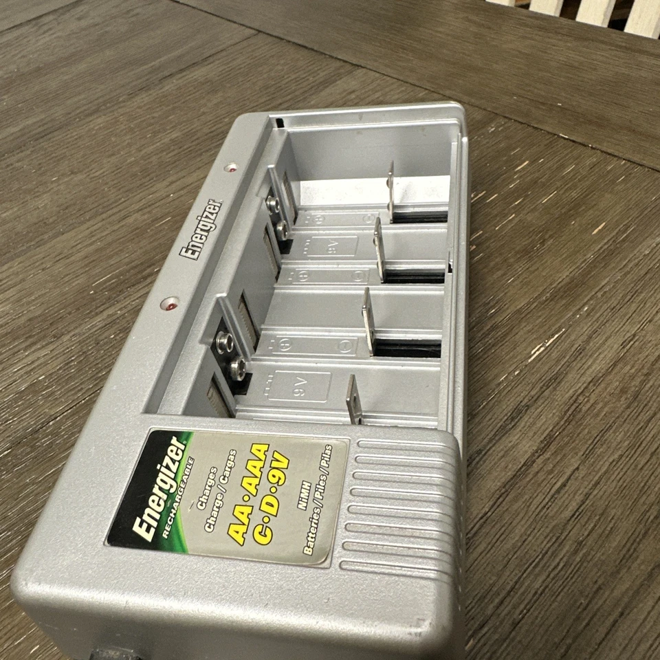 Energizer rechargable Station(AAA,AA,C,D,9V)  Pre-owned - Image 4 of 4