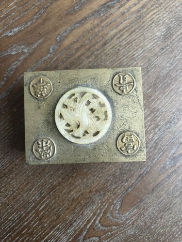 Antigua caja de baratijas china de latón con tapa de metal caracteres de madera en caja