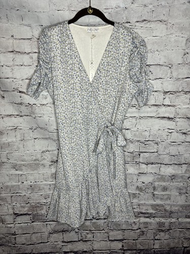 Neuf avec étiquettes grande robe à manches cinch She + Sky dainty floral wrap style