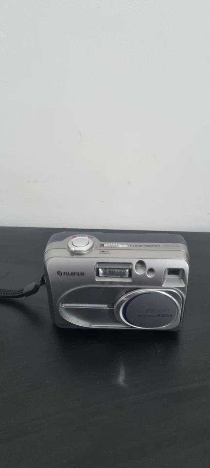 Fujifilm FinePix A Series A205S Zoom 2.0MP Digital Camera - Silver with xD card, photo 2 of 5