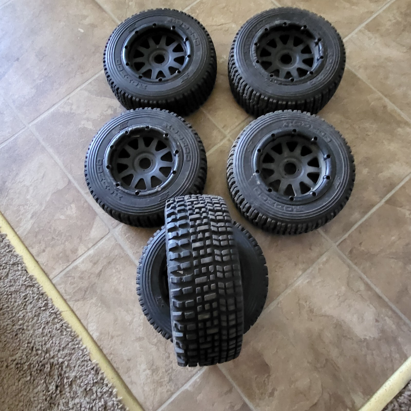 Pneus Arrière Blancs Hot Bodies 67867 (lot De 2) - Pour Buggy Baja 5SC, 5T, 5SC SS, 5B SS - HPI