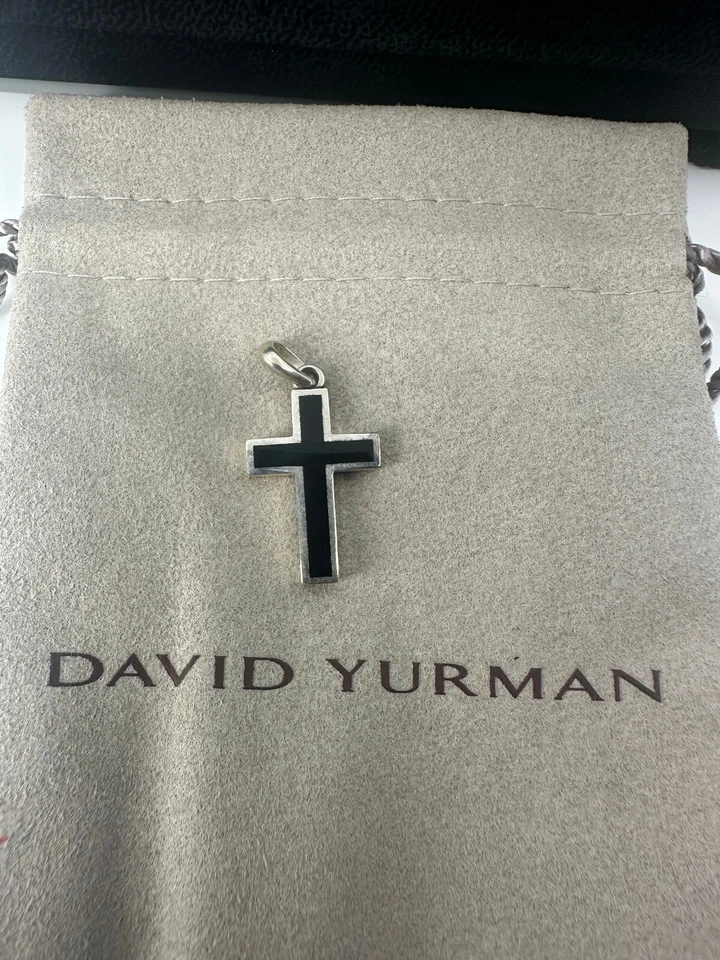Cruz de Piedra Exótica David Yurman Plateada con Ónix Negro Foto 2 de 4