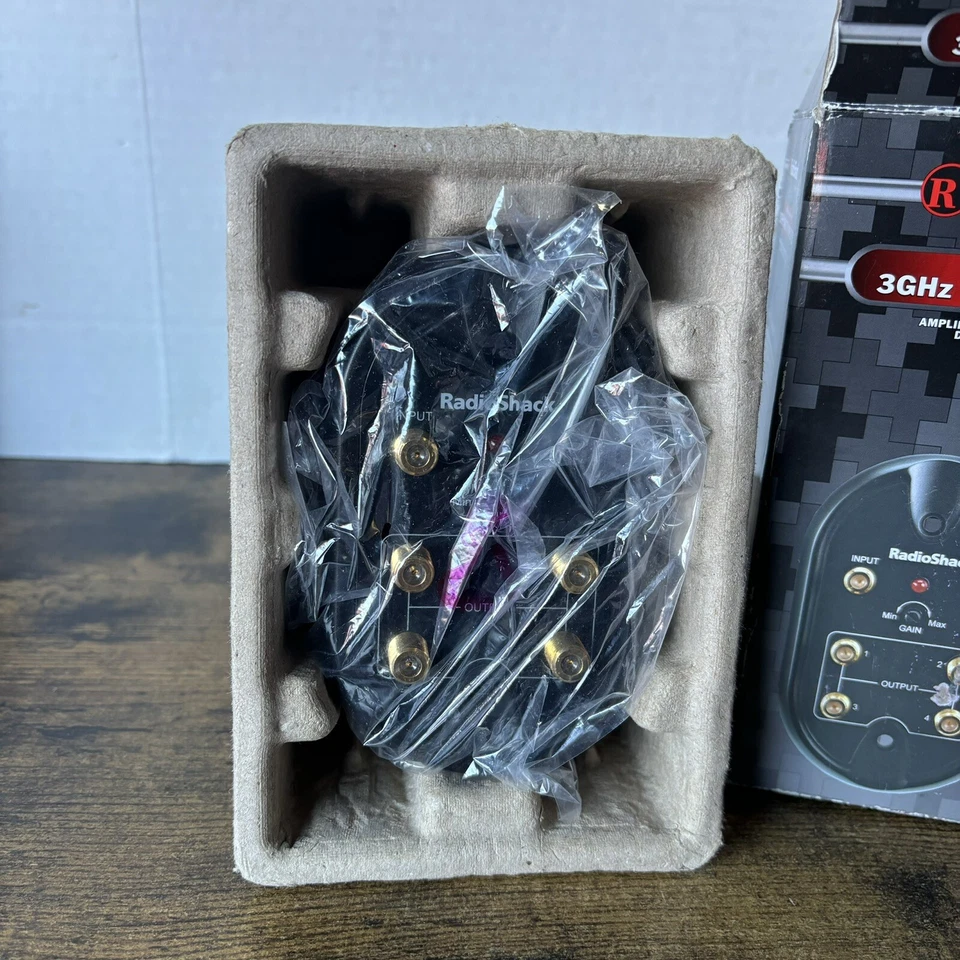 RadioShack Bidirectional 3GHz Cable TV Amplifier 1-IN 4-OUT # 1500473 New, Open - Image 3 of 4