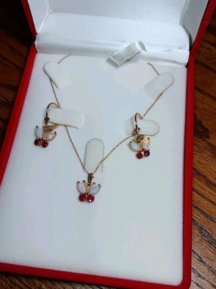 Suite Mariposa Oro Rosa 14 K Ópalos Naturales y Rubíes Galaxia Oro EE. UU. Foto 3 de 4