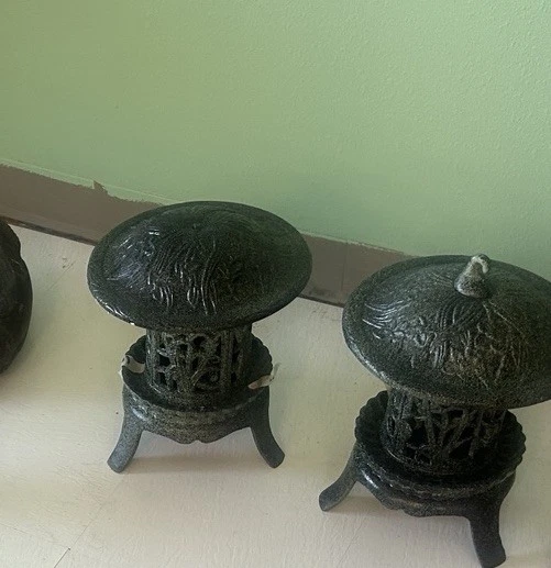 LINTERNAS PAGODAS DE HIERRO FUNDIDO PARA EXTERIORES DE COLECCIÓN CANDELABROS PESADOS LUCES DE TÉ. Foto 2 de 2