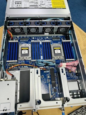 Gigabyte R282-Z91 Server 24X2.5''/9364-8i/2X1600W PSU/Support EPYC 7002/7003CPU
