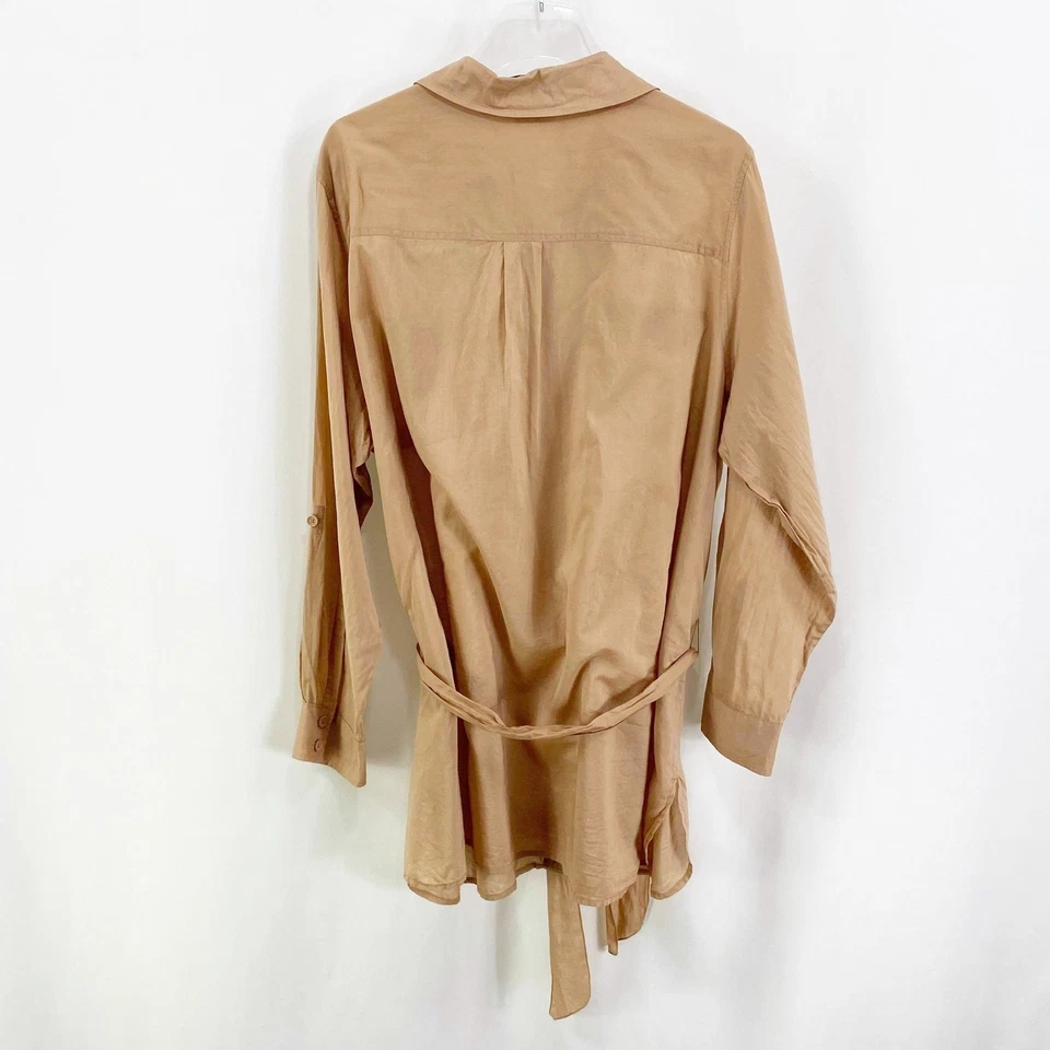 Top con botones de algodón cintura corbata marrón Daisy Fuentes  Foto 4 de 4