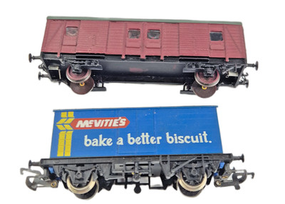 Schwader von 2 Hornby Spurweite OO R137 McVities blauer Wagen braun geschlossener Güterwagen ohne Verpackung.