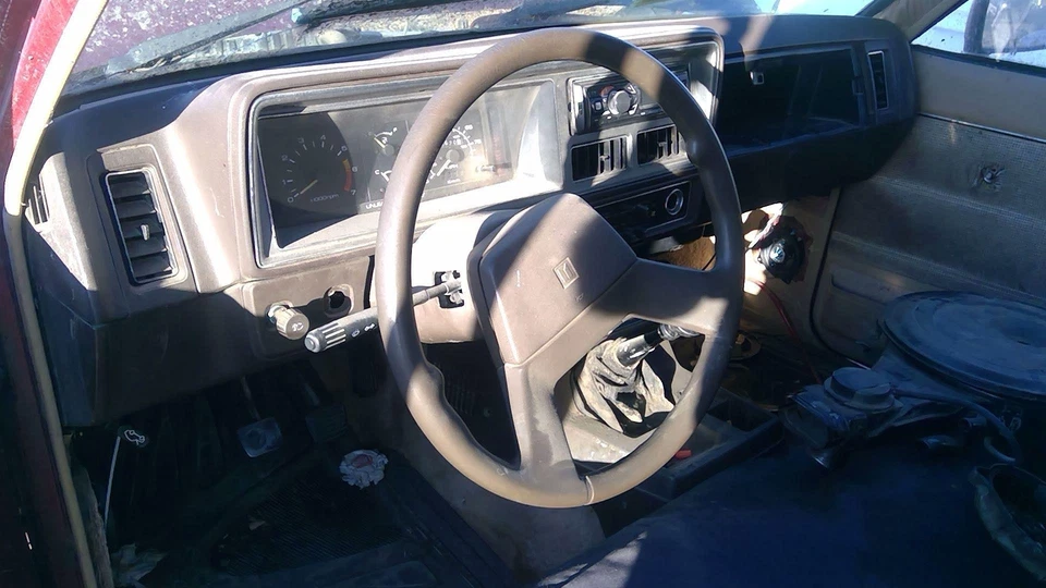 Isuzu Pup Pickup 1986 conjunto de cuello de llenado de combustible con tapa de gasolina OEM Foto 3 de 4