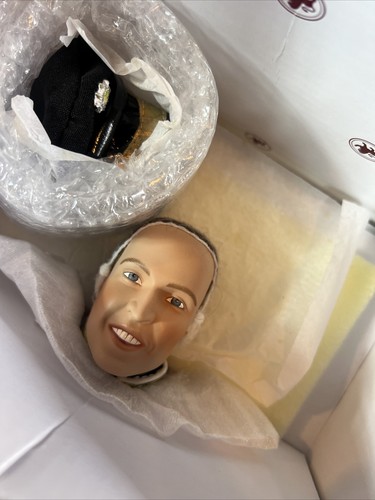 Ashton Drake Prince William Royal Bridegroom 17" Porcelain New in Box & Shipper - Picture 9 of 10