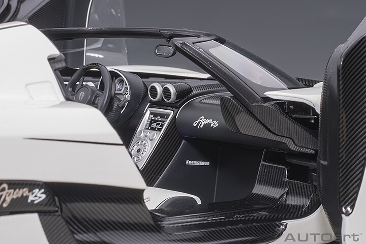 KOENIGSEGG AGERA RS WHITE WITH BLACK CARBON 1:18 by AUTOART KOENIGSEGG AGERA RS WHITE WITH BLACK CARBON 1:18 by AUTOART
