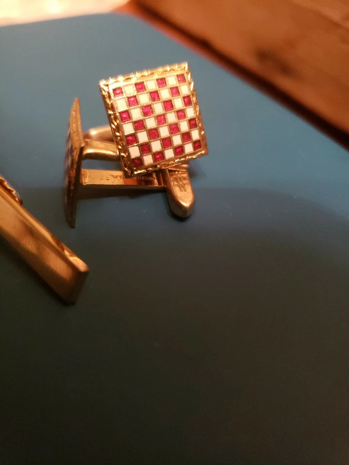 Juego de gemelos y clips de corbata Hickok tablero de ajedrez esmalte rojo y blanco Foto 3 de 4