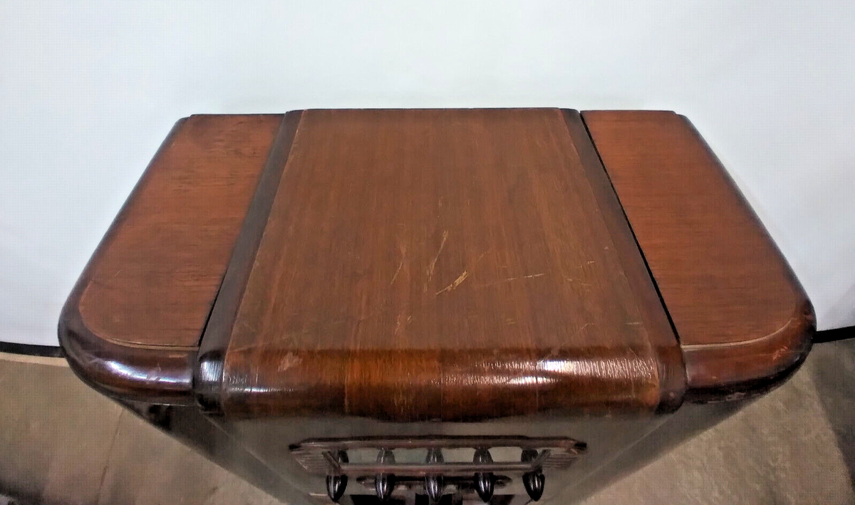 General Electric Model G-97, 1938 Console Broadcast AM Radio w