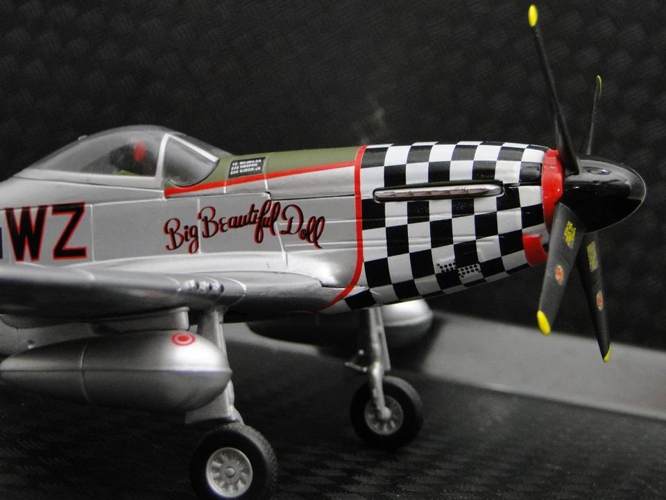 Modelo de avión de la Segunda Guerra Mundial avión 1 caza militar USAF carrusel negro 32 48 Foto 2 de 4