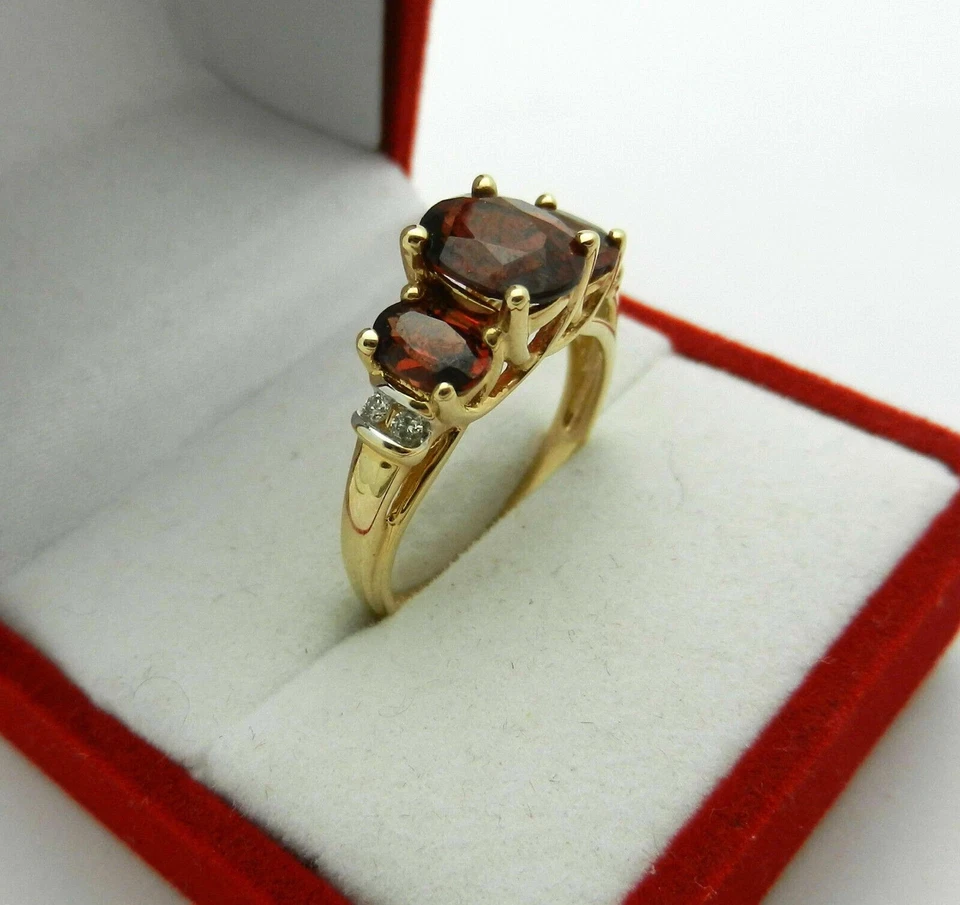 Anillo de compromiso para mujer de tres piedras granate rojo corte ovalado de 3 quilates enchapado en oro de 14 quilates Foto 4 de 4