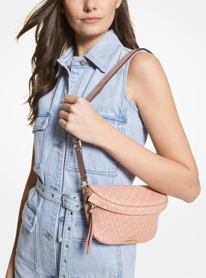 ❤️NUEVO CON ETIQUETAS MICHAEL KORS Slater Extra-Pequeño Logo Sling Pack Rosa Foto 2 de 4