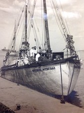 ORIGINAL VINTAGE B W PHOTOGRAPH OF SAILBOAT, "Oregon Webfoot"