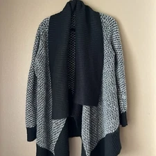 BANANA REPUBLIC Womens Fall Winter Sweater Medium Black and White Cardigan Shawl