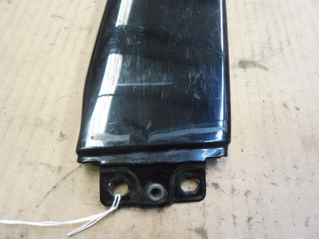 Черная отделка левой внешней стойки B для Audi A6 1998 - 2004 годов выпуска - Изображение 2 из 4