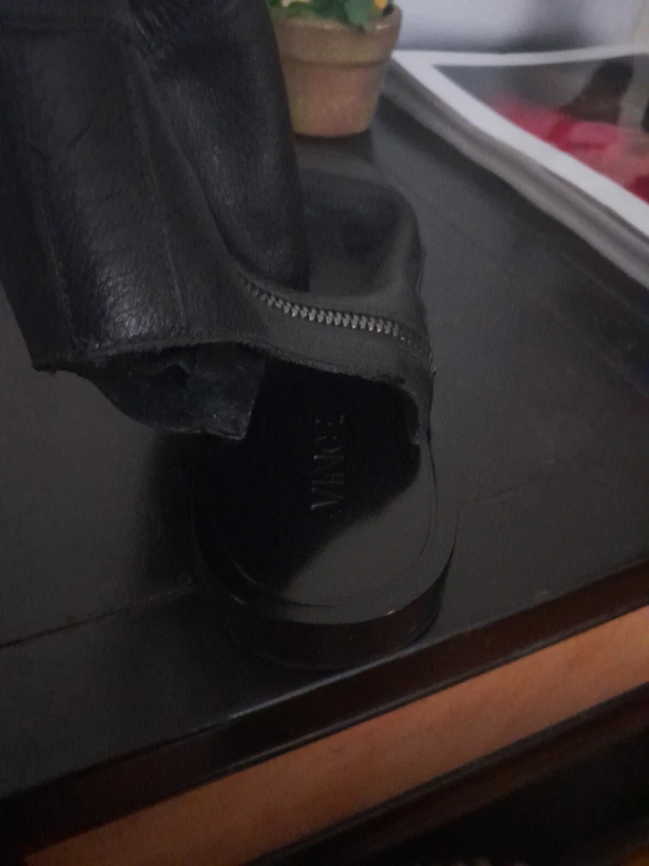 Sandálias pretas Vince Thalia de couro biqueira aberta plana tamanho 7 - Imagem 3 de 4